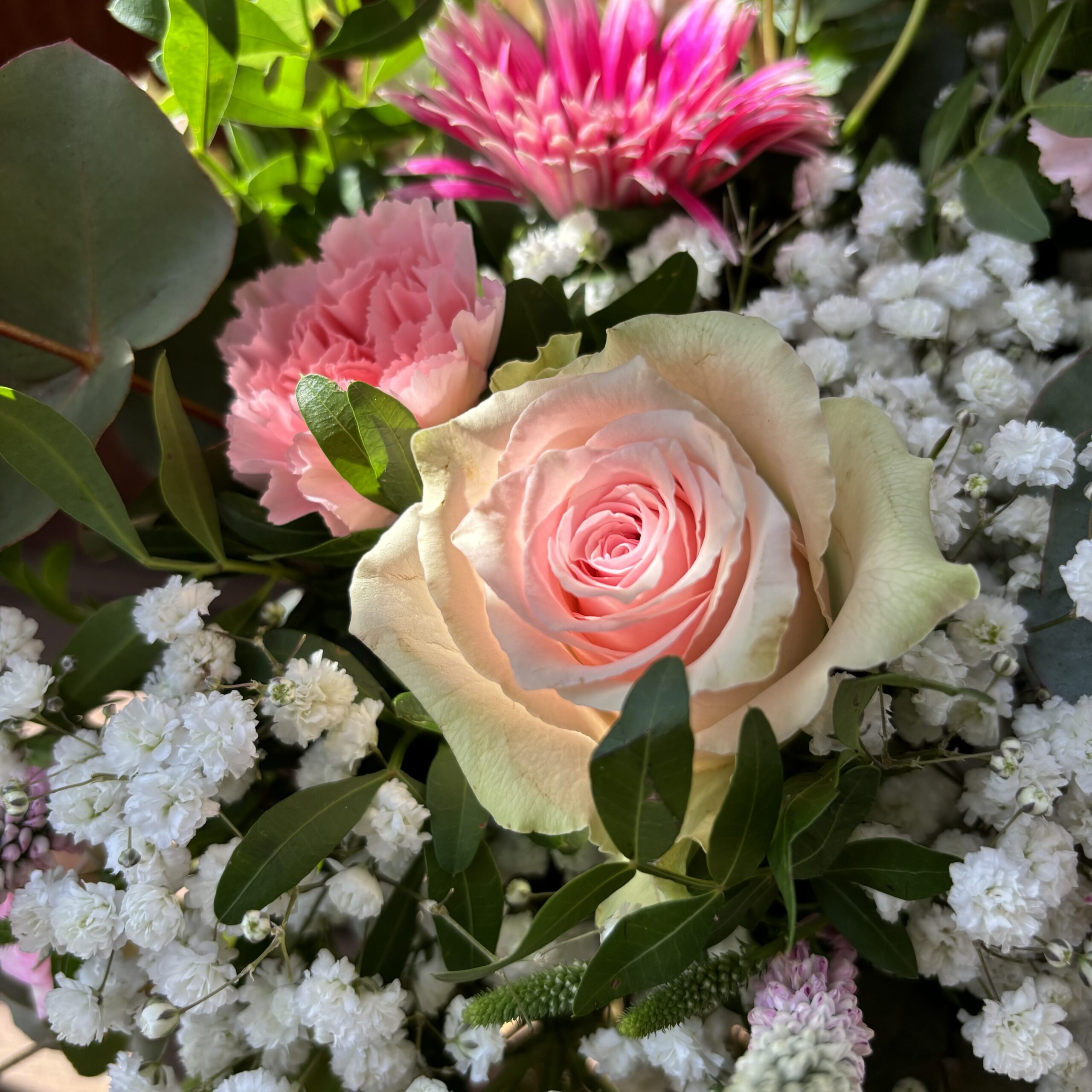 Magnifique bouquet dans les tons rose et blanc, Villa Florale Fleuriste à Lorient